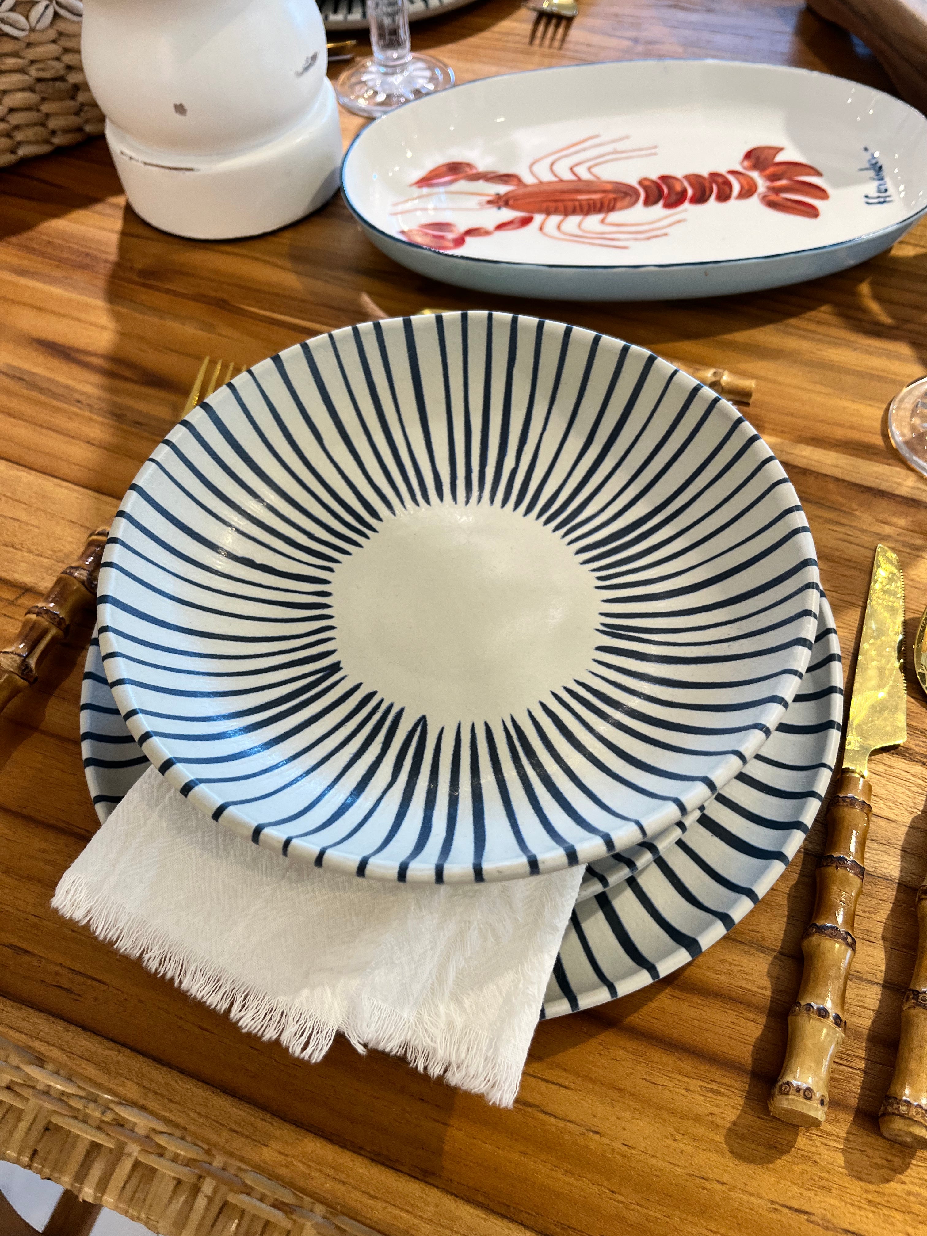 Faceted table plate